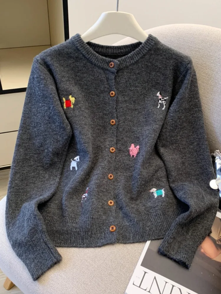 Вязаный свитер с вышивкой собаки в стиле ретро, женское осенне-зимнее пальто, новый дизайн, свободная посадка на пуговицах, декоративная женская верхняя одежда
Вязаный свитер с вышивкой собаки в стиле ретро, женское осенне-зимнее пальто, новый дизайн, свободная посадка на пуговицах, декоративная женская верхняя одежда