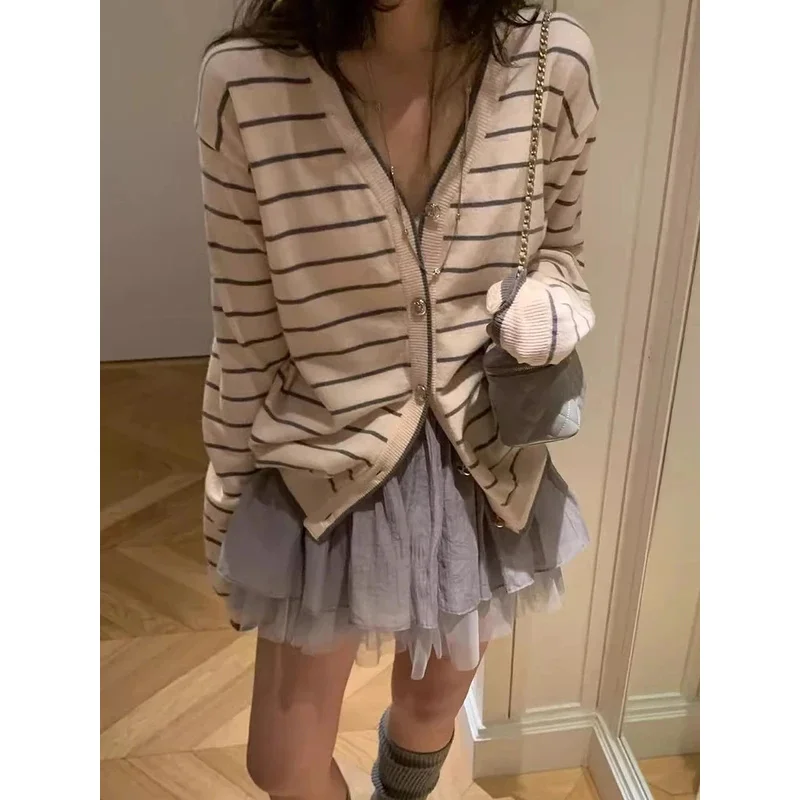 DFCF 2025 New Spring Contrast Color Stripe Knit cardigan Outerwear for Women Retro Temperament V Neck Versatile Slimming Top
DFCF 2025 New Spring Contrast Color Stripe Knit cardigan Outerwear for Women Retro Temperament V Neck Versatile Slimming Top