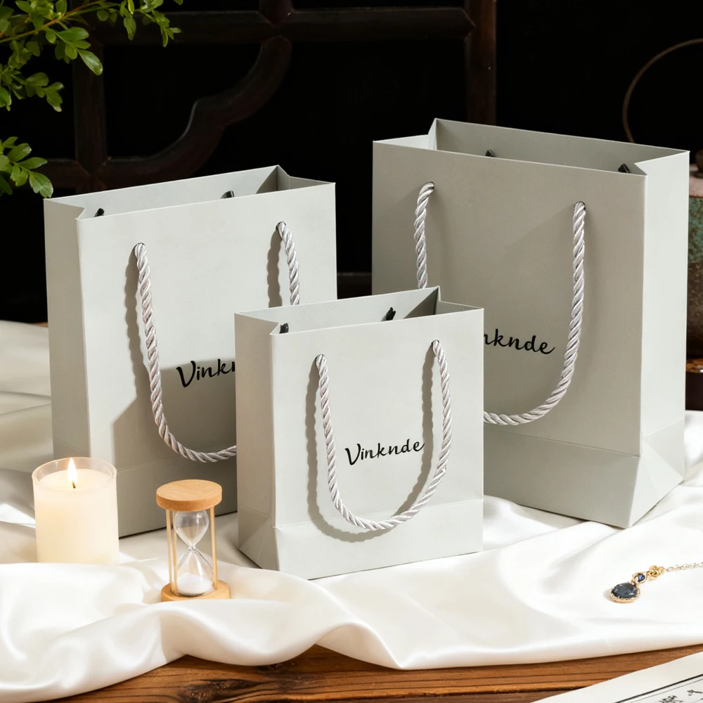 Роскошные толстые бумажные серые, бежевые, пригодные для вторичной переработки, прочные крафт-сумки для бутика, деловой подарочный пакет для рукоделия, подарок на день рождения, картонный мешок
Роскошные толстые бумажные серые, бежевые, пригодные для вторичной переработки, прочные крафт-сумки для бутика, деловой подарочный пакет для рукоделия, подарок на день рождения, картонный мешок