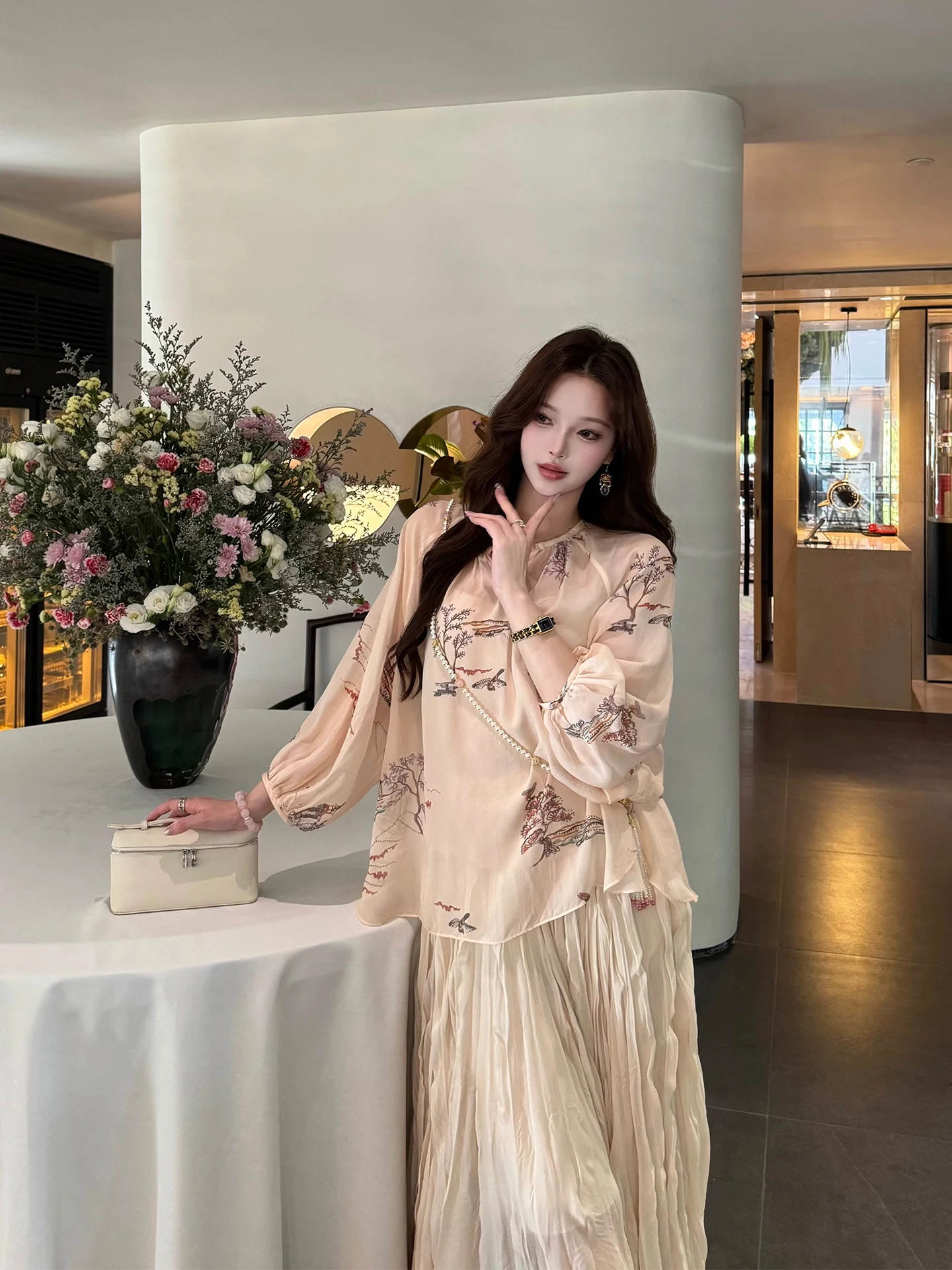 Шелковая женская туника JONIbyBEB Mulan Ting из 100% шелка с цветочным принтом Gong Pavilion, свободного кроя, цвета Lipsti Pink, дизайн Lantern Sve
Шелковая женская туника JONIbyBEB Mulan Ting из 100% шелка с цветочным принтом Gong Pavilion, свободного кроя, цвета Lipsti Pink, дизайн Lantern Sve