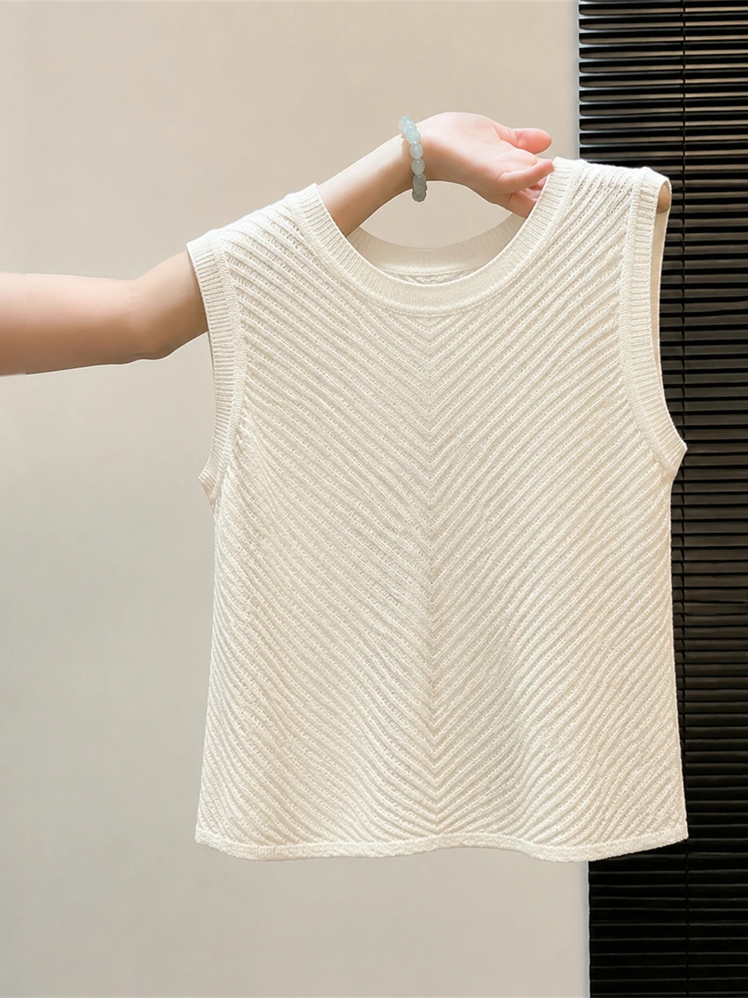 Elegant Minimalist round Neck Knitted Vest Ice Silk Sleeveless Casual Summer Women's Top Comfortable Straight Cut Korean Style
Elegant Minimalist round Neck Knitted Vest Ice Silk Sleeveless Casual Summer Women's Top Comfortable Straight Cut Korean Style