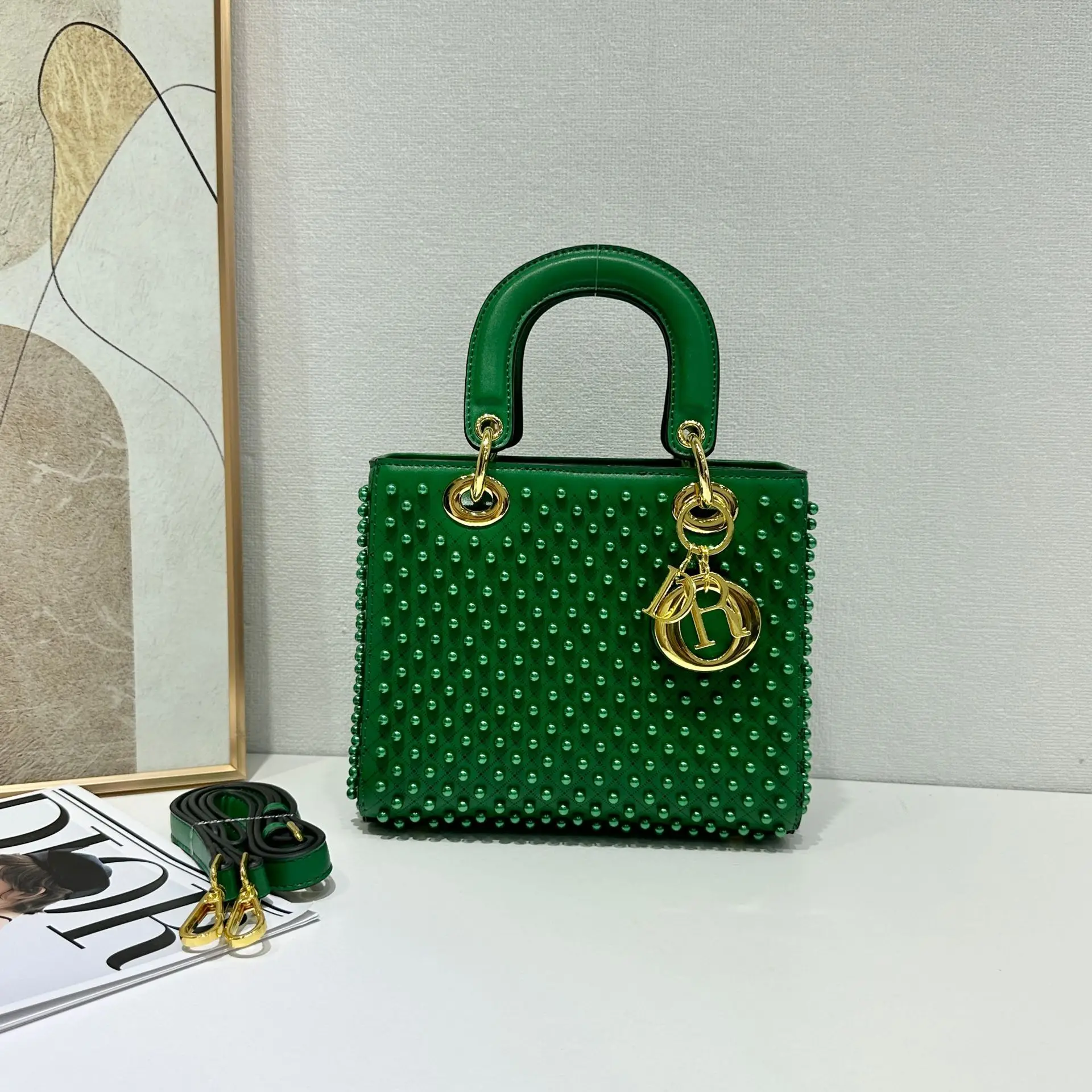 Дизайнерская сумка через плечо для женщин, 2025 г., жемчужная сумка через плечо, многосторонняя сумка для переноски, модный эстетический карманный рюкзак
Дизайнерская сумка через плечо для женщин, 2025 г., жемчужная сумка через плечо, многосторонняя сумка для переноски, модный эстетический карманный рюкзак