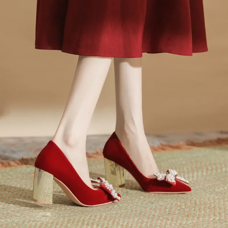 Размер 30-44, замшевые красные свадебные туфли для подружки невесты с острым носком и жемчугом, красные свадебные туфли на высоком каблуке
Размер 30-44, замшевые красные свадебные туфли для подружки невесты с острым носком и жемчугом, красные свадебные туфли на высоком каблуке