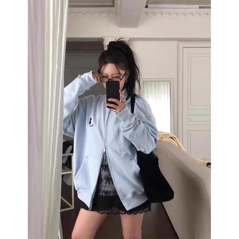 American Casual Dongda Gate 25 Autumn Letter Embroidery Two-way Zipper Stand Collar Sweatirt Jaet Women's Faion
American Casual Dongda Gate 25 Autumn Letter Embroidery Two-way Zipper Stand Collar Sweatirt Jaet Women's Faion