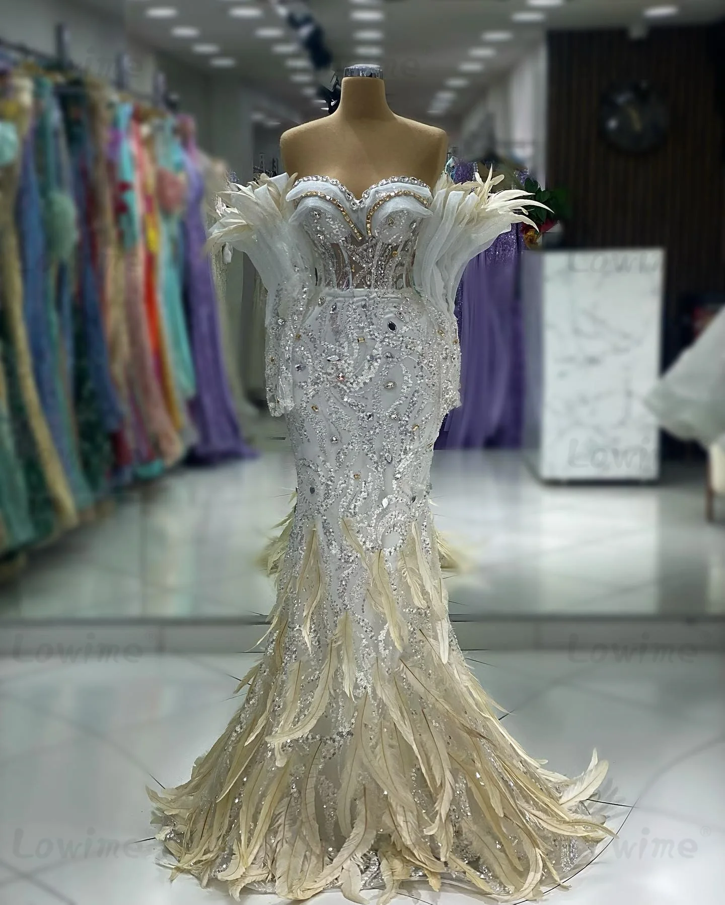  Feathers Long Sleeve Mermaid Party Dress For Weddings 2026 Customized Plus Size Off Shoulder Crystals Evening Dresses Robe
Feathers Long Sleeve Mermaid Party Dress For Weddings 2026 Customized Plus Size Off Shoulder Crystals Evening Dresses Robe