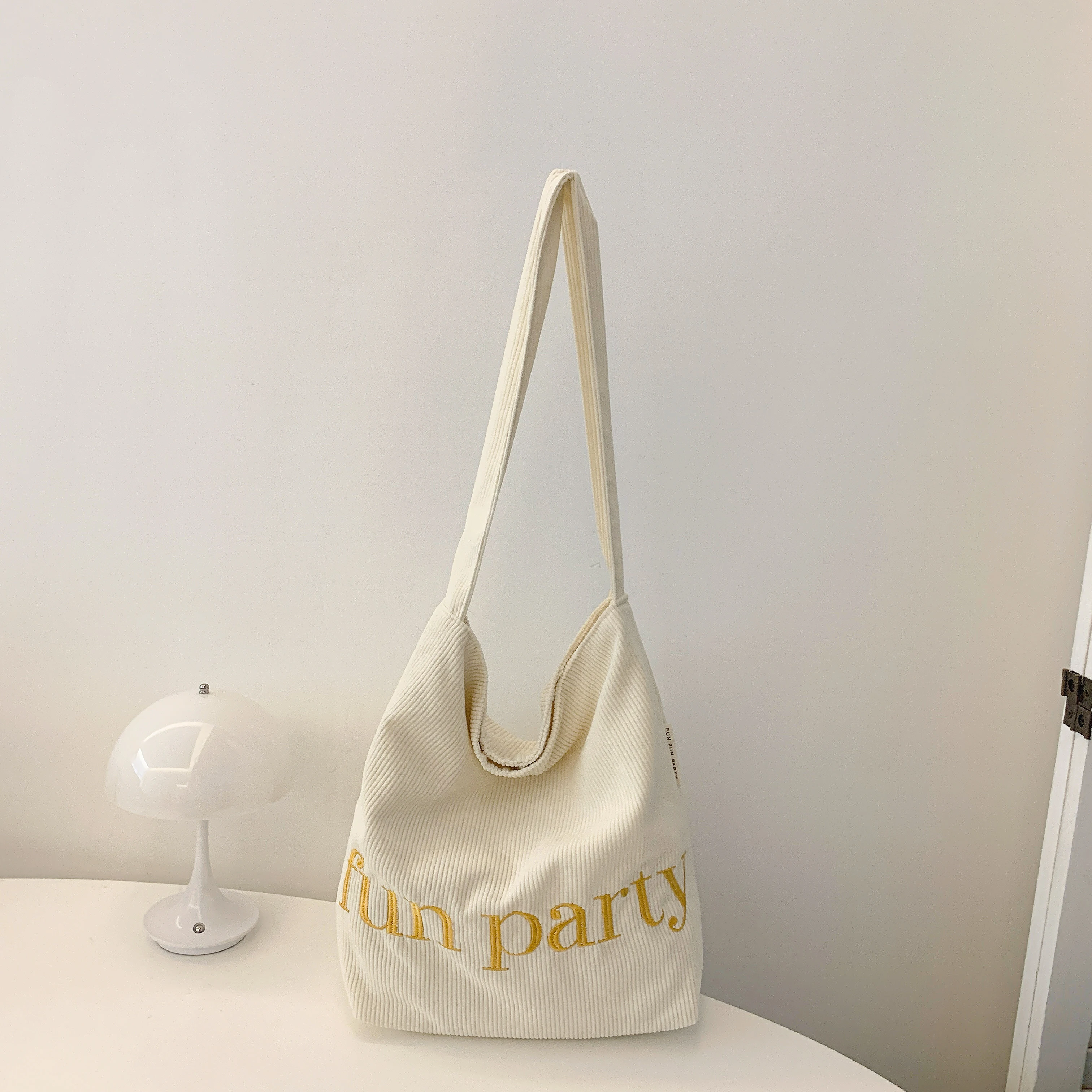 Vintage corduroy daily paired with large capacity embroidered tote bag, fashionable and casual single shoulder canvas bag
Vintage corduroy daily paired with large capacity embroidered tote bag, fashionable and casual single shoulder canvas bag