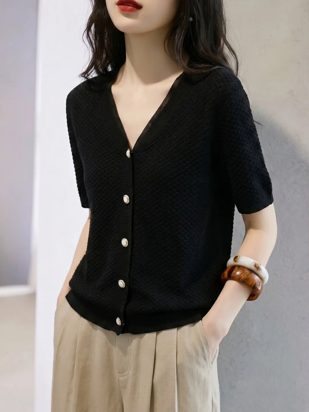 Fashionable Ice Silk Knitted Top Short Sleeve V-Neck Single Button Commute Slimming Korean Style Straight Cut Summer 2026
Fashionable Ice Silk Knitted Top Short Sleeve V-Neck Single Button Commute Slimming Korean Style Straight Cut Summer 2026