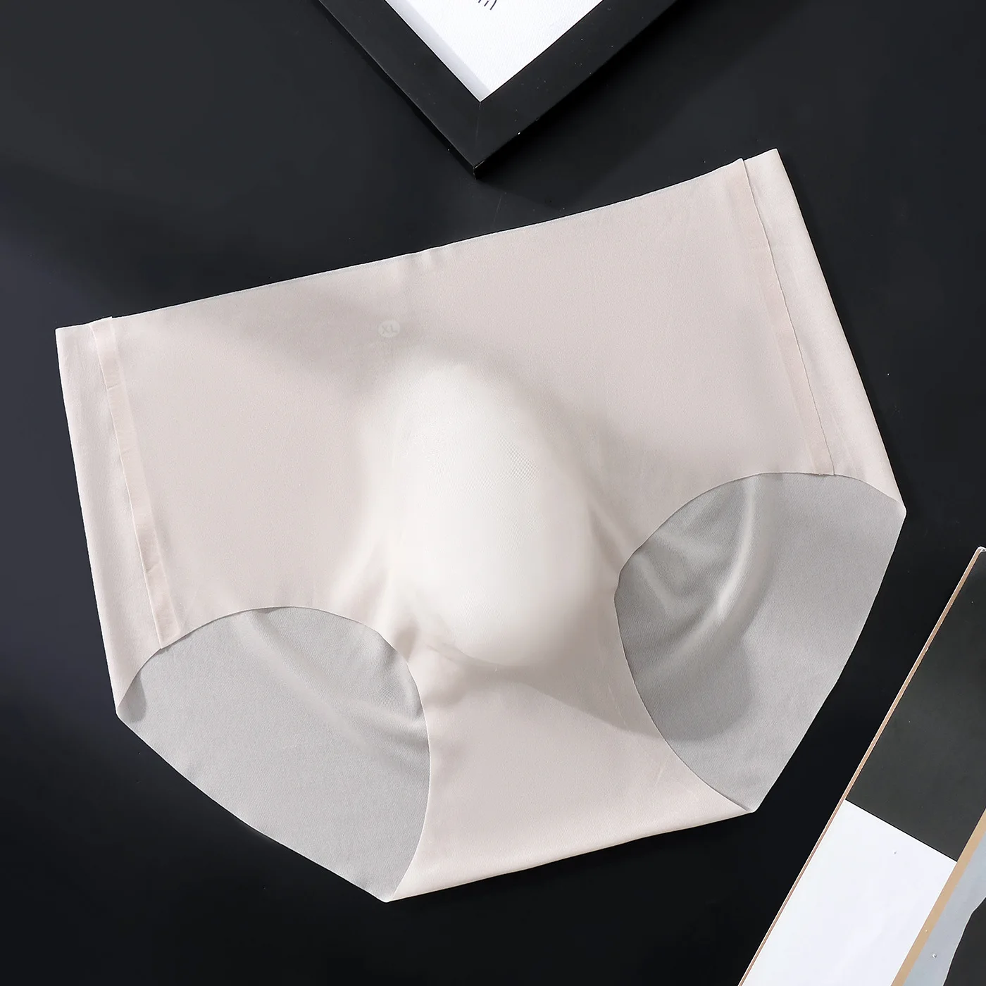 Men Ice Silk Briefs Ultra-thin Seamless Sexy Panties Quick Drying 3D Pouch Breathable Underwear Elastic Solid Color Underpants
Men Ice Silk Briefs Ultra-thin Seamless Sexy Panties Quick Drying 3D Pouch Breathable Underwear Elastic Solid Color Underpants