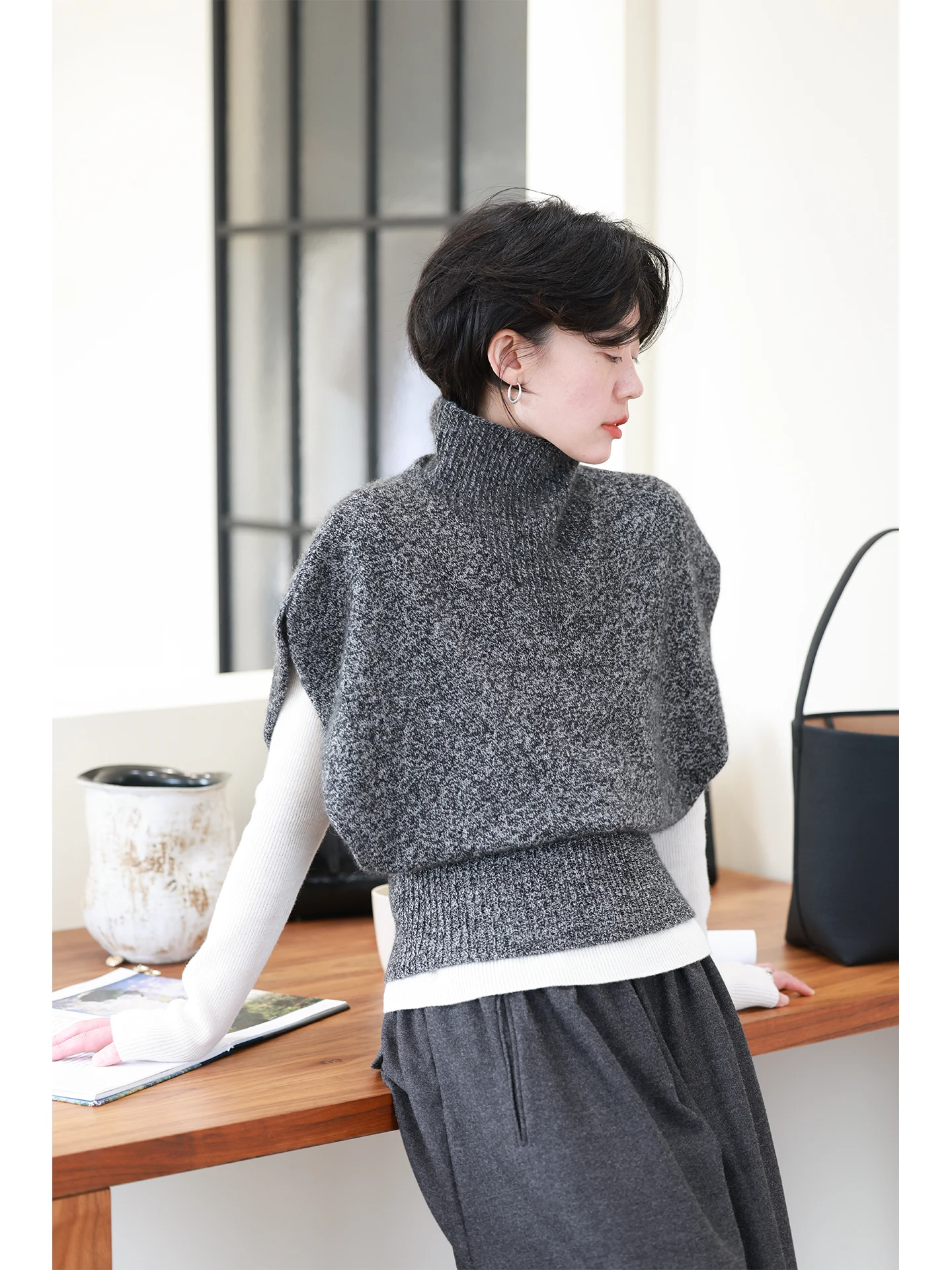 Утепленный мягкий вязаный жилет с высоким воротником для женщин, свободный крой, для многослойных образов, из смесовой шерсти и кашемира, теплый, осень-зима
Утепленный мягкий вязаный жилет с высоким воротником для женщин, свободный крой, для многослойных образов, из смесовой шерсти и кашемира, теплый, осень-зима