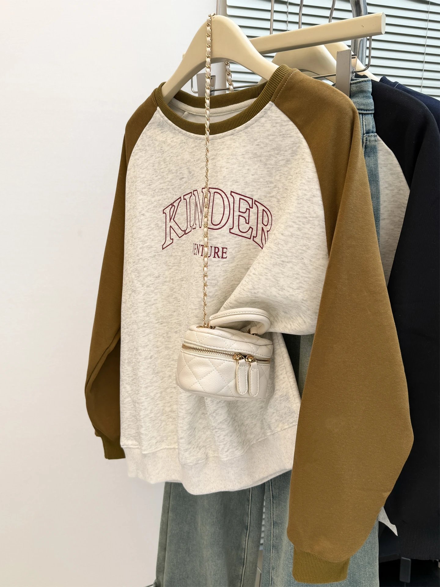 Retro American Color Block Long Sleeve Hoodie Women Spring Autumn Loose Versatile Thin Shoulder Insertion round Neck Top
Retro American Color Block Long Sleeve Hoodie Women Spring Autumn Loose Versatile Thin Shoulder Insertion round Neck Top