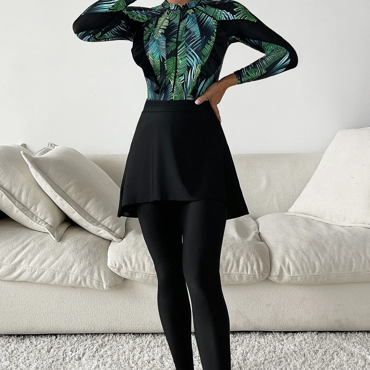 Femmes 2026 Long Sleeve Modest Swimwear Tropical Leaf Print Islamic Swimwear High Neck Swimsuit with Black Skirt Overlay
Femmes 2026 Long Sleeve Modest Swimwear Tropical Leaf Print Islamic Swimwear High Neck Swimsuit with Black Skirt Overlay