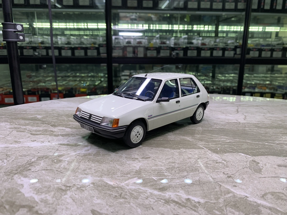 OTTO 1:18 205 JUNIOR WHITE 1988, имитация ограниченной серии, смола, металл, статическая модель автомобиля, игрушка в подарок 
OTTO 1:18 205 JUNIOR WHITE 1988, имитация ограниченной серии, смола, металл, статическая модель автомобиля, игрушка в подарок