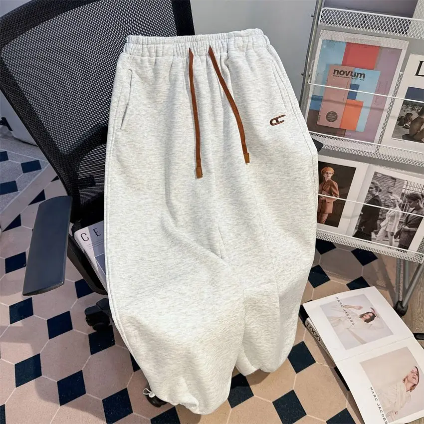 plus Size Women's Fleece Lined Embroidered Casual Sweatpants Elastic Waist Drawstring Autumn Winter Slimming Loose Fit Trousers
plus Size Women's Fleece Lined Embroidered Casual Sweatpants Elastic Waist Drawstring Autumn Winter Slimming Loose Fit Trousers