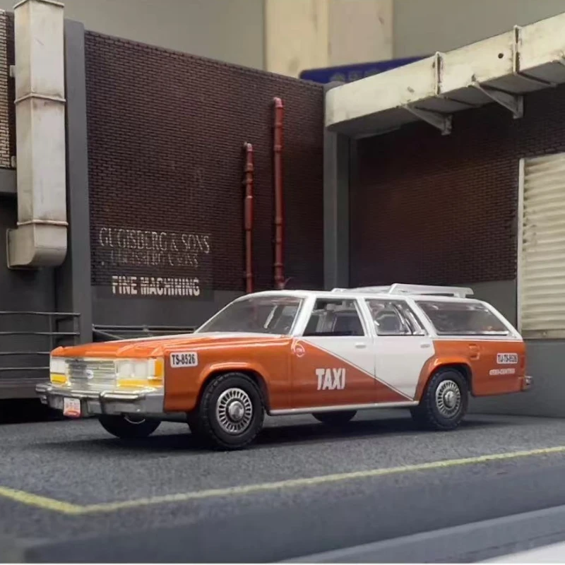 1:64 1988 FORD LTD CROWN VICTORIA High Simulation Diecast Metal Alloy Model Car Toys For Gift Collectibles Child ornament
1:64 1988 FORD LTD CROWN VICTORIA High Simulation Diecast Metal Alloy Model Car Toys For Gift Collectibles Child ornament