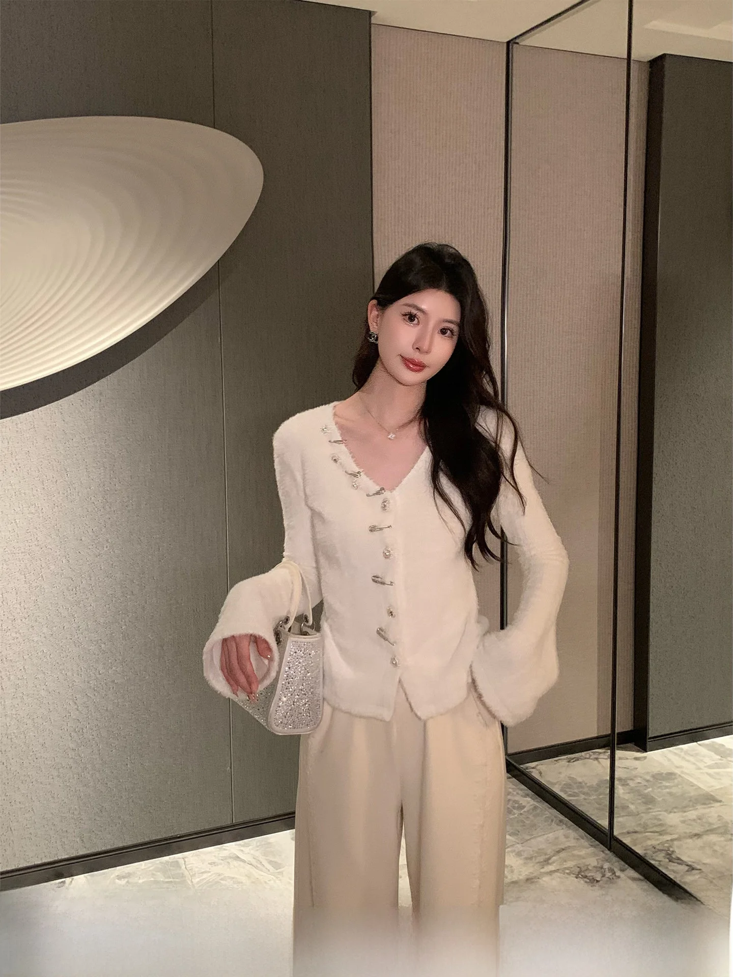 Kun Total Warm Cloud Luxury White Knitted irt Women's Spring Design Slim Fit Inner Wear Top New Sle Polyester Spandex
Kun Total Warm Cloud Luxury White Knitted irt Women's Spring Design Slim Fit Inner Wear Top New Sle Polyester Spandex