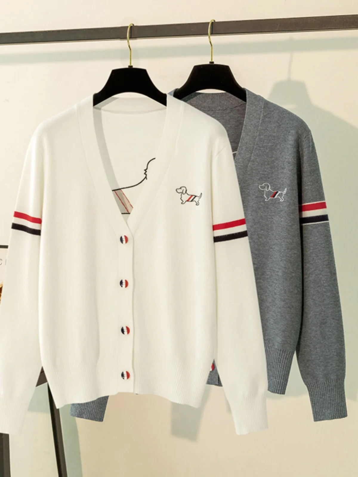 Autumn Preppy Knitwear Women's Open Cardigan Cute Dog Embroidery Fashionable Versatile Loose Sweater Trendy V-neck Long Sleeve
Autumn Preppy Knitwear Women's Open Cardigan Cute Dog Embroidery Fashionable Versatile Loose Sweater Trendy V-neck Long Sleeve