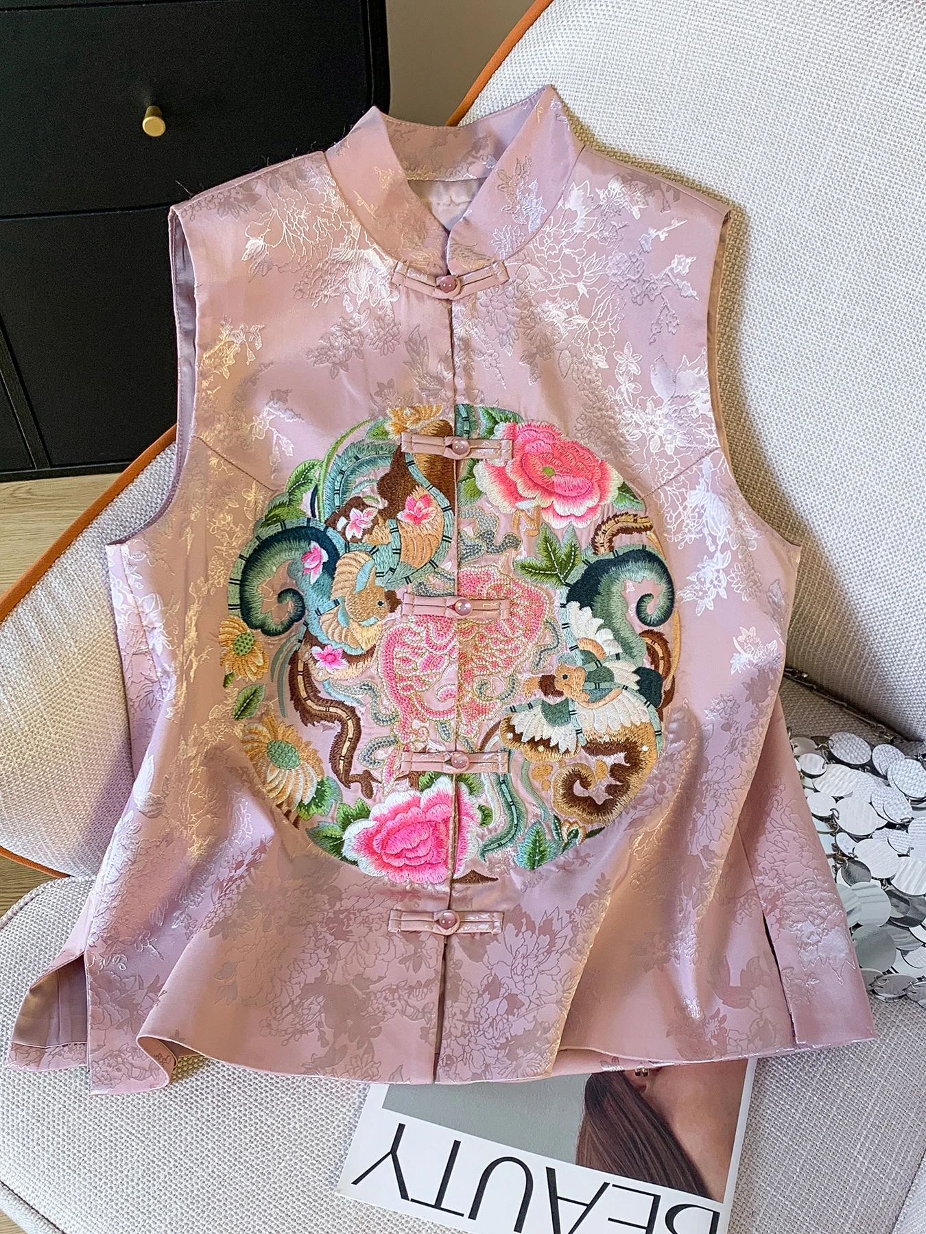 Новый китайский розовый жилет с вышивкой, осень-зима, женское пальто с воротником Jaet на пуговицах, обычное све
Новый китайский розовый жилет с вышивкой, осень-зима, женское пальто с воротником Jaet на пуговицах, обычное све