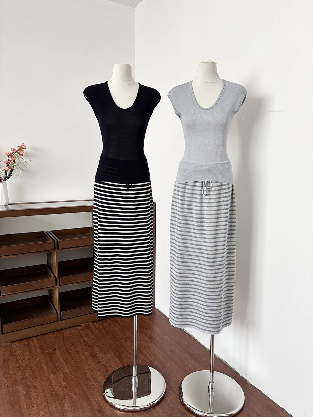 Summer Women's Vintage Striped Casual Two-Piece Set V-Neck Sleeveless Knitted Top Skirt Ensemble Polyester Fiber Midi Length
Summer Women's Vintage Striped Casual Two-Piece Set V-Neck Sleeveless Knitted Top Skirt Ensemble Polyester Fiber Midi Length