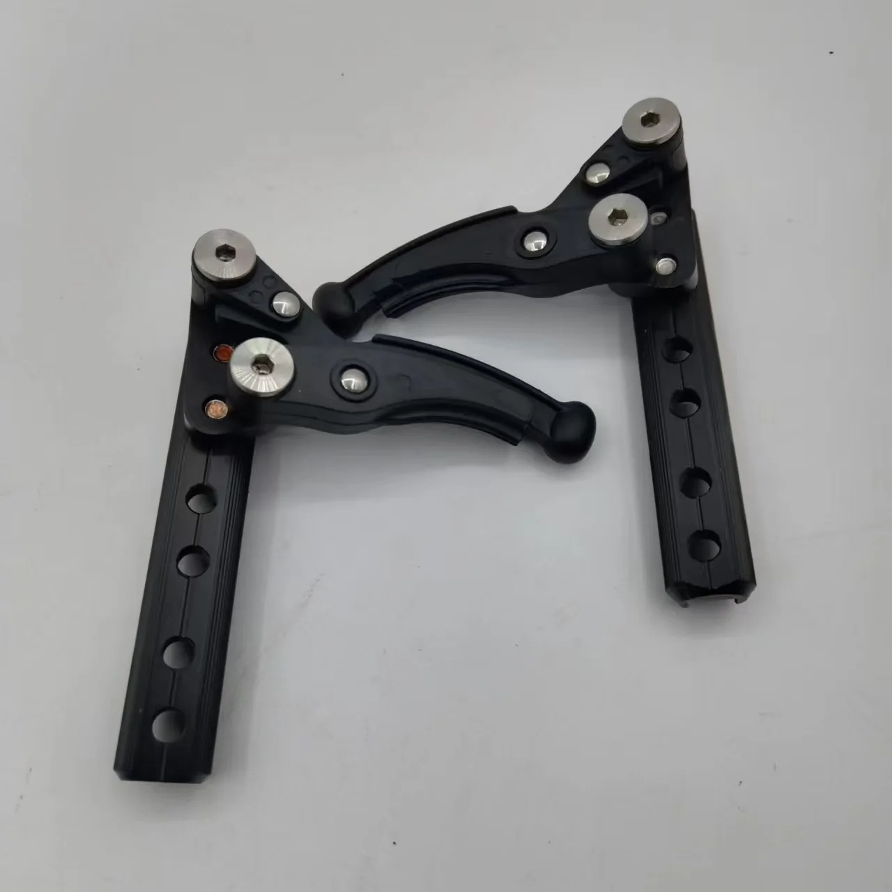 Универсальная спортивная инвалидная коляска из алюминиевого сплава, ножничные тормоза, аксессуары для инвалидных колясок, установка зажима для труб
Универсальная спортивная инвалидная коляска из алюминиевого сплава, ножничные тормоза, аксессуары для инвалидных колясок, установка зажима для труб