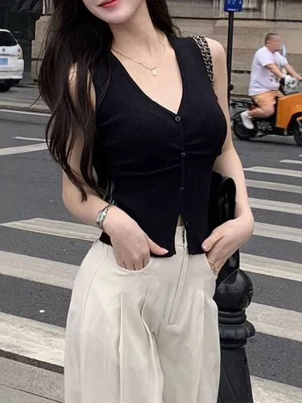 Elegant Black V-Neck Ice Silk Knitted Tank Top Women's Summer Slim Fit Short Sleeveless T-Shirt Upper Body Fashion Korean Style
Elegant Black V-Neck Ice Silk Knitted Tank Top Women's Summer Slim Fit Short Sleeveless T-Shirt Upper Body Fashion Korean Style
