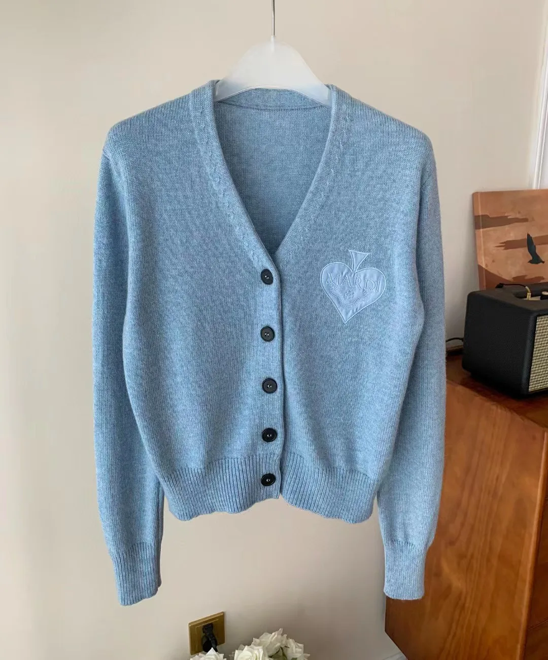 Niche 2023 autumn and winter new solid color deep V single-breasted long-sleeved sweater women's sweater cardigan
Niche 2023 autumn and winter new solid color deep V single-breasted long-sleeved sweater women's sweater cardigan