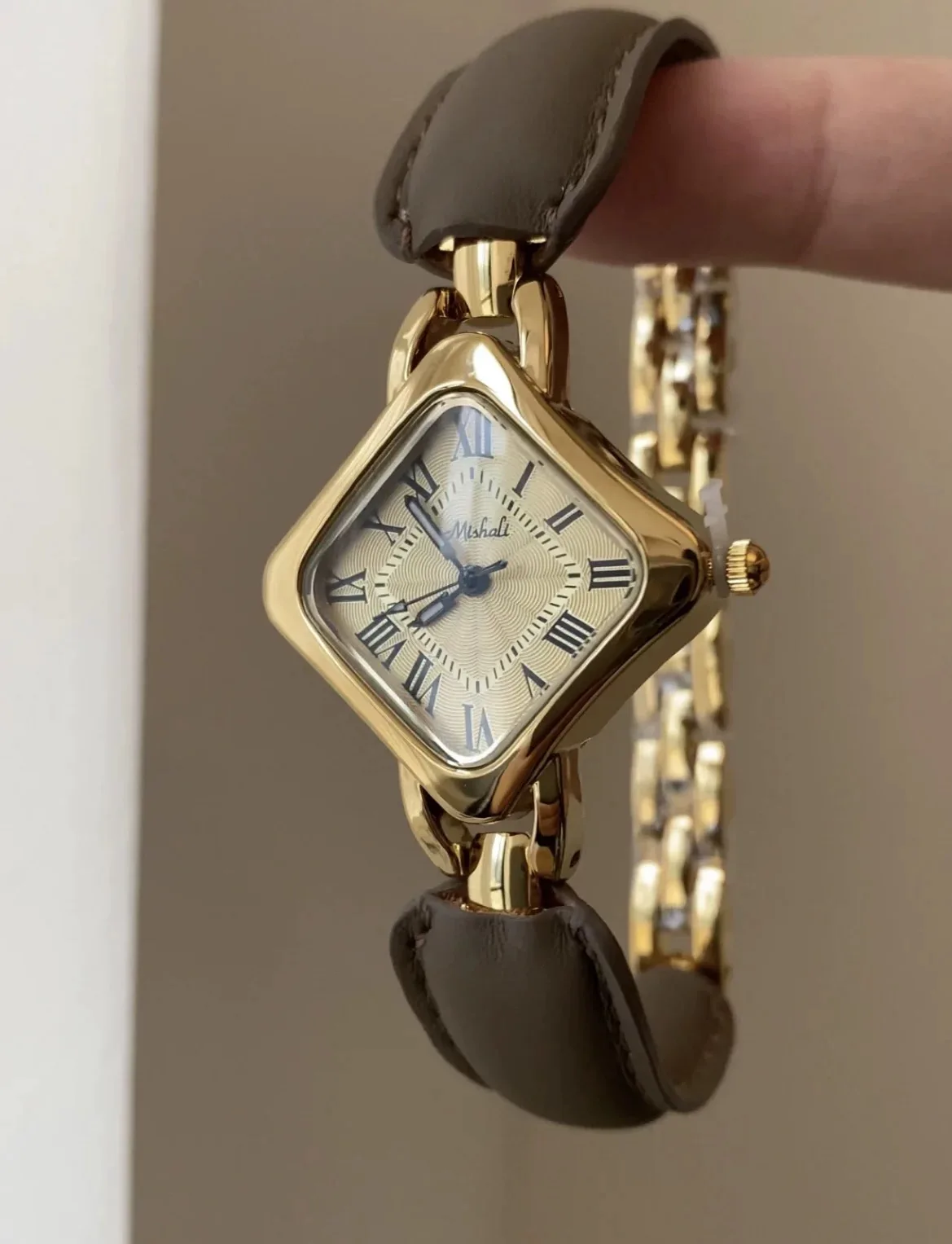 New vintage women's watch with four leaf clover leather design bracelet retro fashion temperament quartz watch
New vintage women's watch with four leaf clover leather design bracelet retro fashion temperament quartz watch