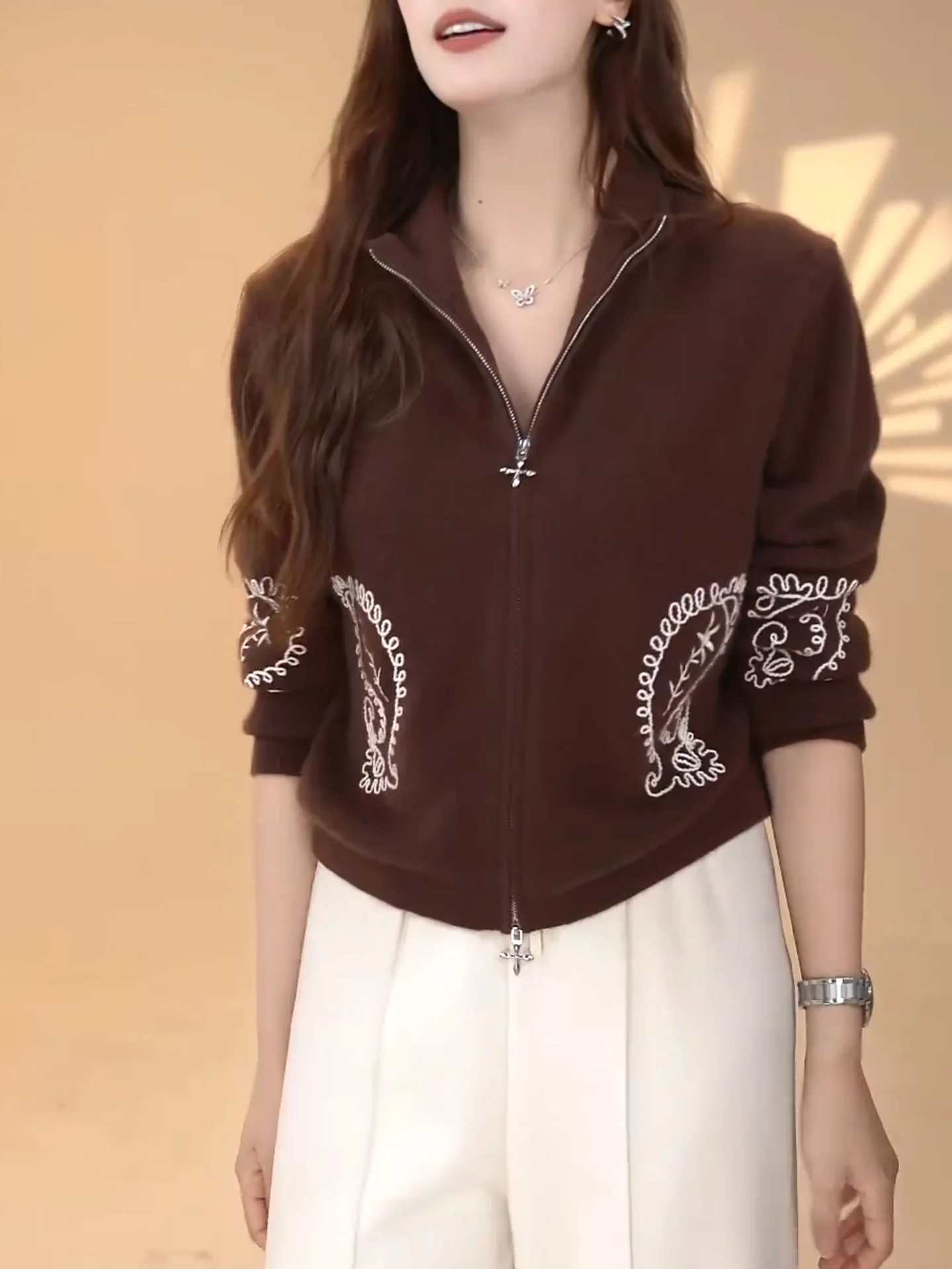 Осенне-зимний вязаный кардиган на молнии с длинными рукавами, воротником-стойкой и вышивкой, винтажный, кофейного цвета, женский, модный
Осенне-зимний вязаный кардиган на молнии с длинными рукавами, воротником-стойкой и вышивкой, винтажный, кофейного цвета, женский, модный