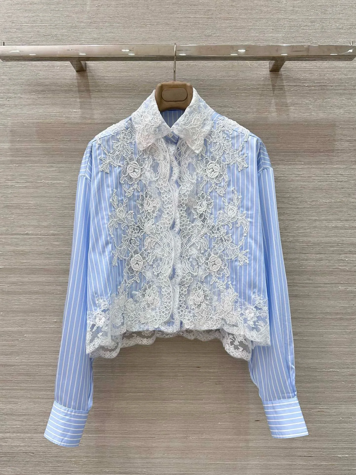 Женская короткая хлопковая рубашка с 3D кружевной вышивкой и сине-белыми полосками
Женская короткая хлопковая рубашка с 3D кружевной вышивкой и сине-белыми полосками