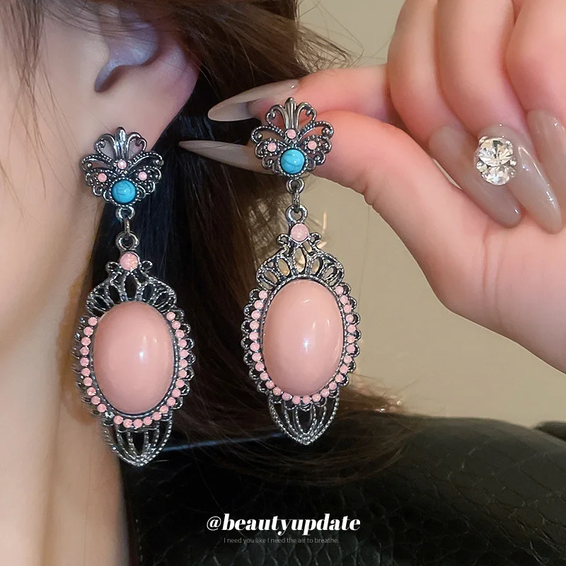 Silver Needle Inlaid Diamond Round Flower Earrings Women's Medieval Vintage Temperament Earrings Light Luxury High-end Earrings
Silver Needle Inlaid Diamond Round Flower Earrings Women's Medieval Vintage Temperament Earrings Light Luxury High-end Earrings