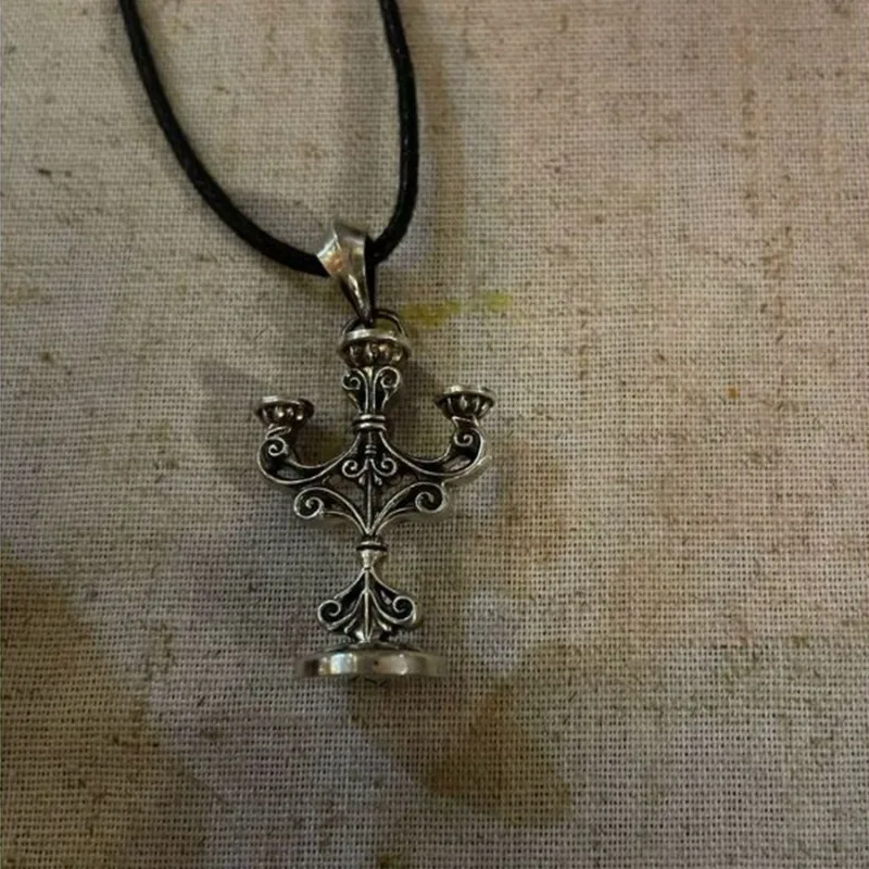 European and American retro hollow candlestick collarbone chain street trend simple personalized pendant men and women with the same versatile necklace
European and American retro hollow candlestick collarbone chain street trend simple personalized pendant men and women with the same versatile necklace