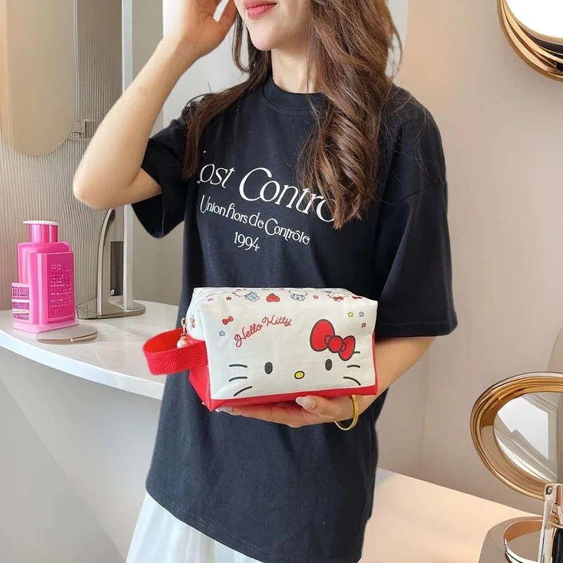 Симпатичная косметичка Hello Kitty в стиле аниме, женская портативная сумка для хранения с большой вместимостью, милый креативный органайзер для путешествий
Симпатичная косметичка Hello Kitty в стиле аниме, женская портативная сумка для хранения с большой вместимостью, милый креативный органайзер для путешествий