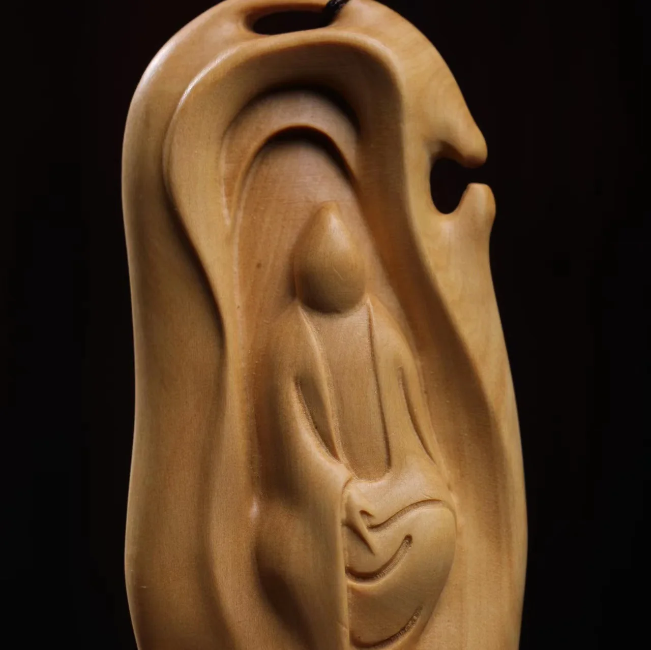 Phaseless Guanyin lobular boxwood carving hand piece Wenwan portable plate play creative Guanyin ornament
Phaseless Guanyin lobular boxwood carving hand piece Wenwan portable plate play creative Guanyin ornament