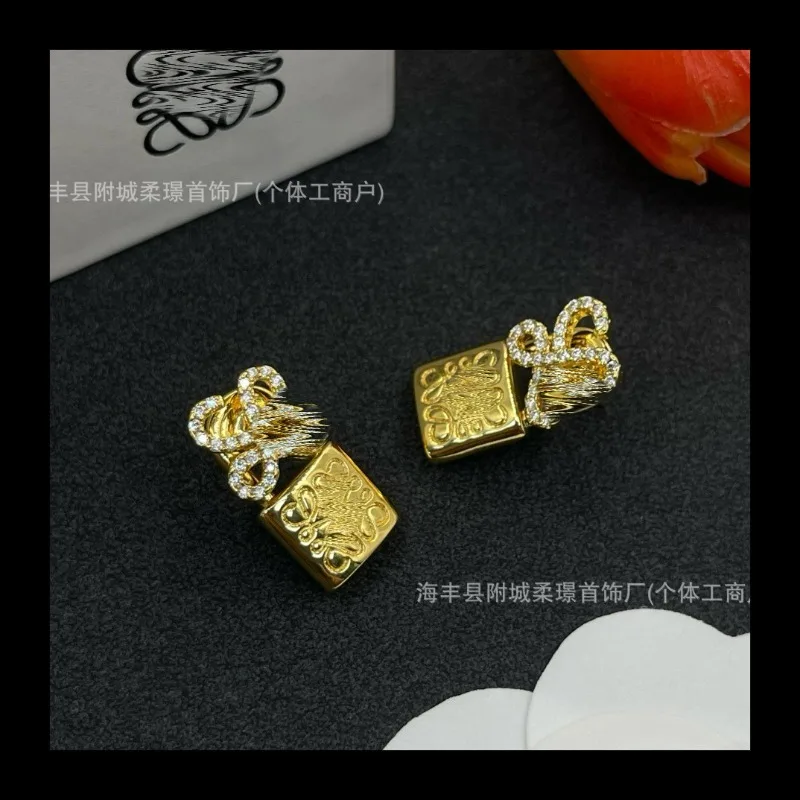 Luo Jia двойные английские алфавиты Seiko легкие роскошные модные серьги с темпераментом
Luo Jia двойные английские алфавиты Seiko легкие роскошные модные серьги с темпераментом