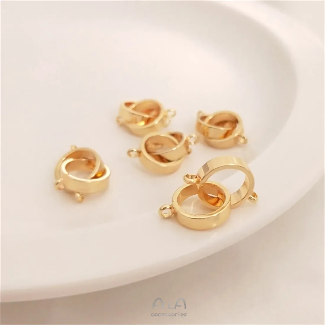 14K Gold Wrapped Double Ring Universal Buckle with Hanging Ring Pearl Necklace Connecting Buckle DIY Chain Jewelry Accessories
14K Gold Wrapped Double Ring Universal Buckle with Hanging Ring Pearl Necklace Connecting Buckle DIY Chain Jewelry Accessories