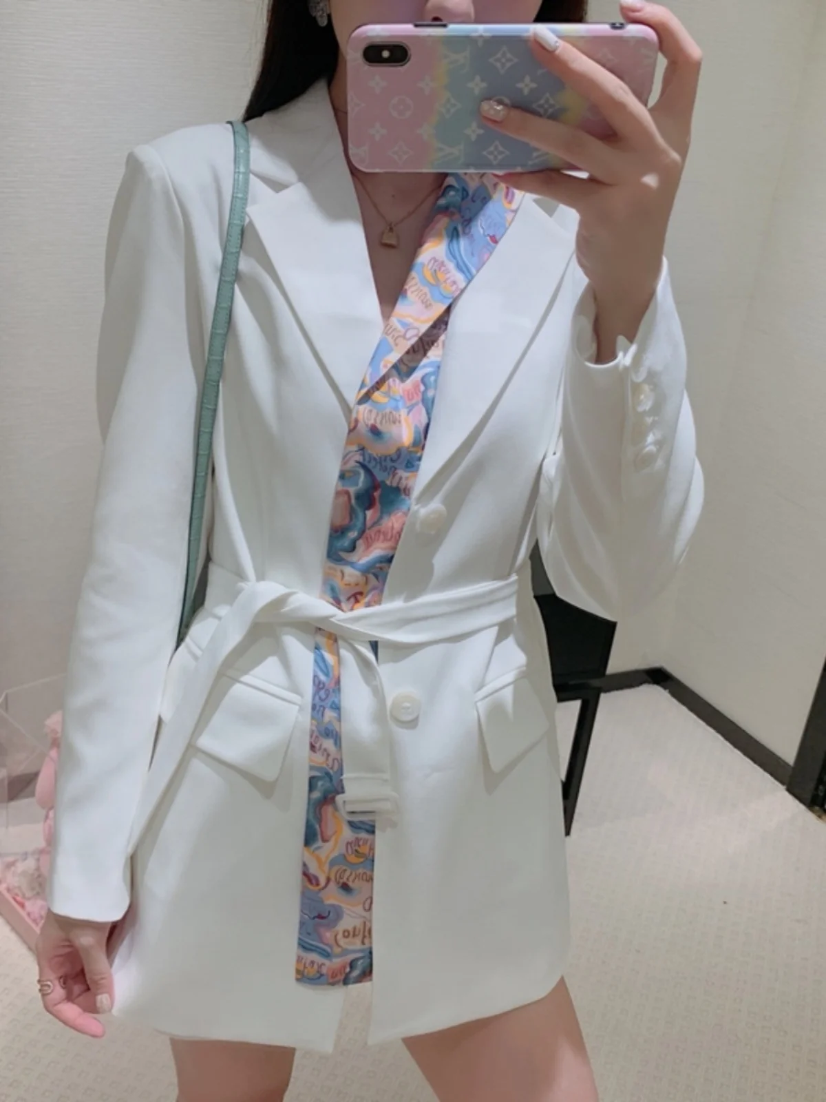 Модный женский приталенный топ с шелковым воротником-шарфом и завышенной талией, длинный рукав, стильная осенняя одежда
Модный женский приталенный топ с шелковым воротником-шарфом и завышенной талией, длинный рукав, стильная осенняя одежда