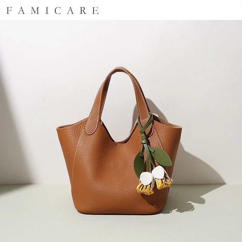 2026 New Top Grain Leather Bucket Market Tote Bag Shoulder Crossbody Pack Women Commuting Everyday Essential Premium Handbag
2026 New Top Grain Leather Bucket Market Tote Bag Shoulder Crossbody Pack Women Commuting Everyday Essential Premium Handbag