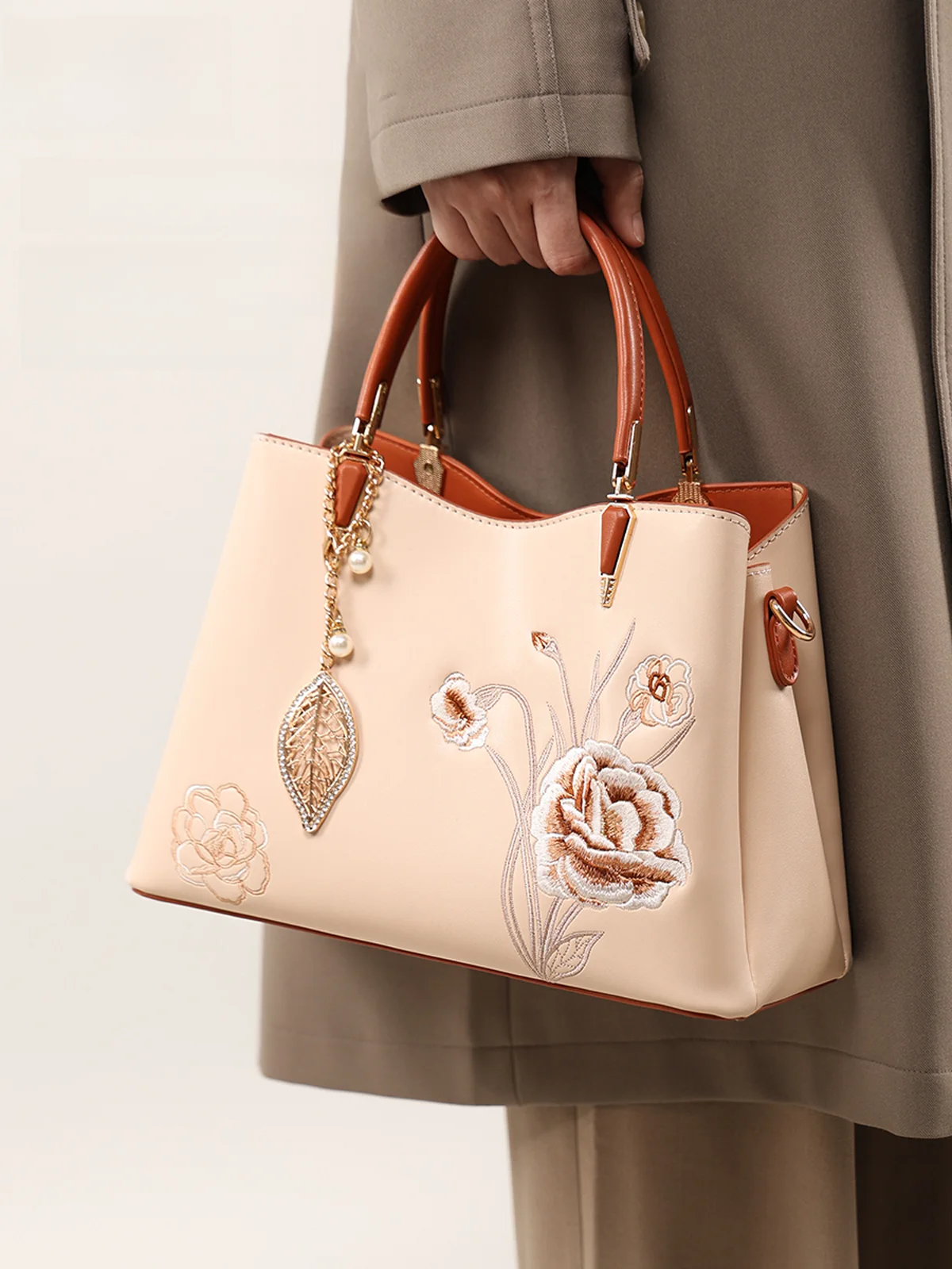 Ele Embroidered Handbag Chinese Sle Wedding Gift for Middle-Aged Women Soft PU Leather Floral Patterned Luxury Tote
Ele Embroidered Handbag Chinese Sle Wedding Gift for Middle-Aged Women Soft PU Leather Floral Patterned Luxury Tote