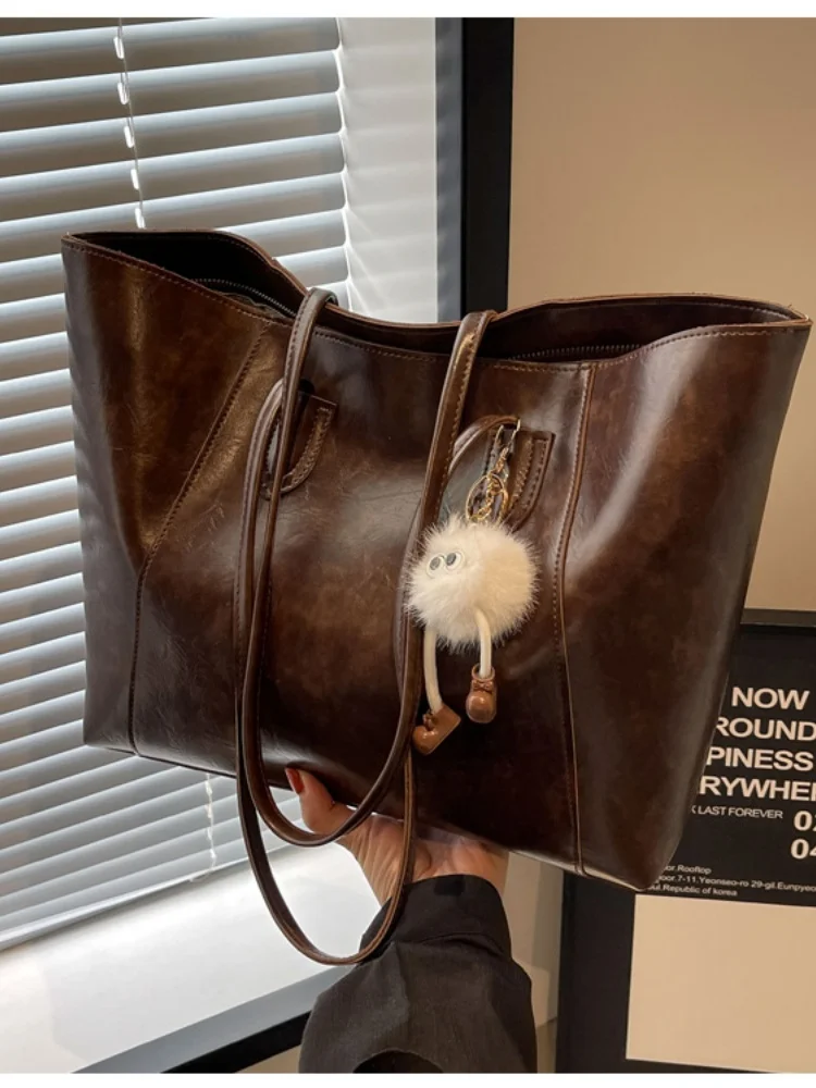 2025 new ladies commuter large-capacity shoulder bag simple fashion high-end retro Maillard casual all-match carrying bag
2025 new ladies commuter large-capacity shoulder bag simple fashion high-end retro Maillard casual all-match carrying bag