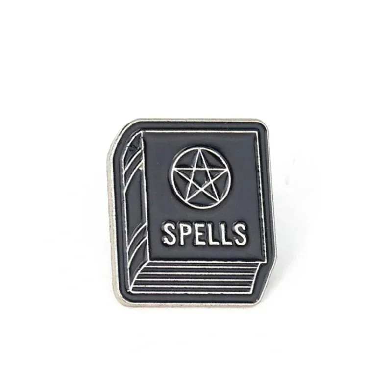 Черная книга с пентаграммой, эмалированная брошь, булавка с мистическим узором, декоративный аксессуар, рюкзак, плащ, уличная одежда, фэнтезийный подарок
Черная книга с пентаграммой, эмалированная брошь, булавка с мистическим узором, декоративный аксессуар, рюкзак, плащ, уличная одежда, фэнтезийный подарок