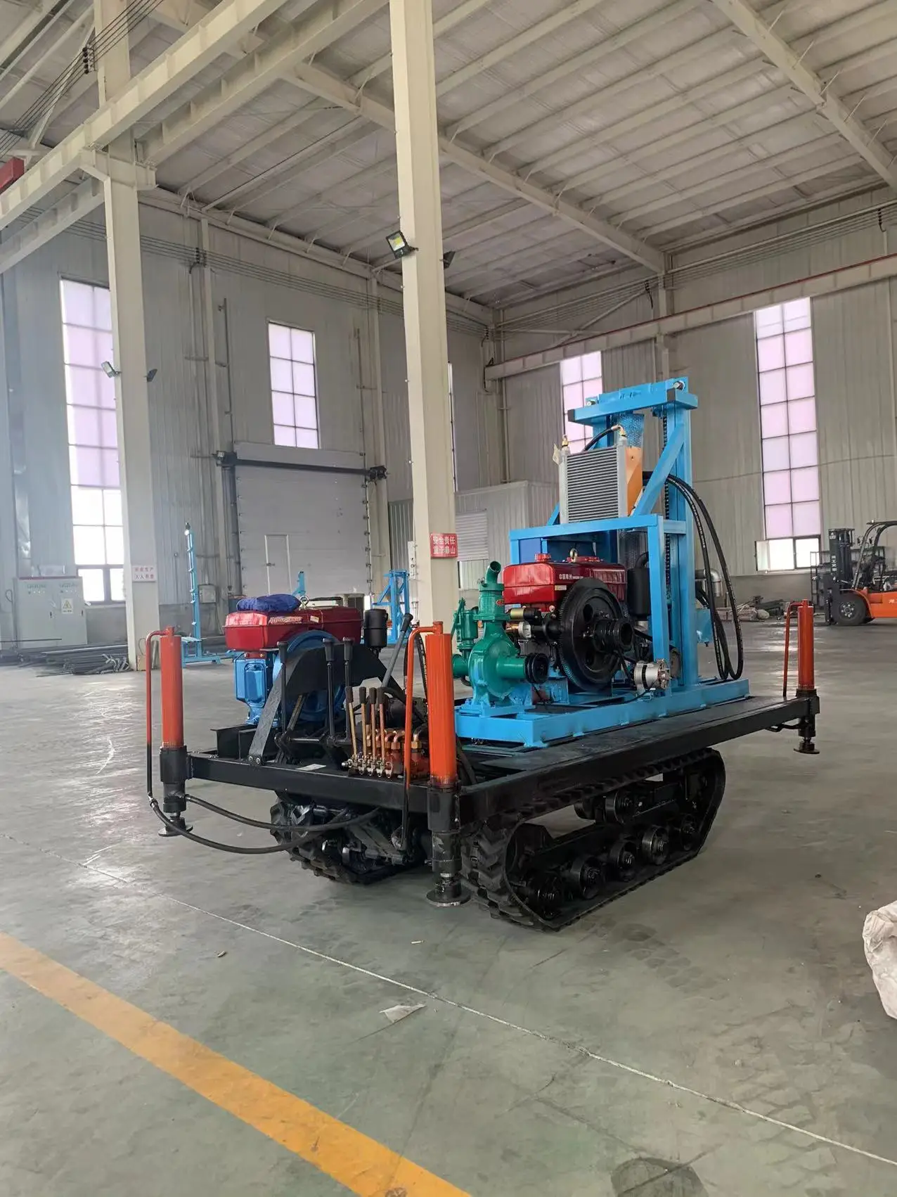 Customized Small Portable 100m 200m Crawler Deep Well Drilling Rig Machine Mud Pump Exploration Shllow Well Drilling Rig
Customized Small Portable 100m 200m Crawler Deep Well Drilling Rig Machine Mud Pump Exploration Shllow Well Drilling Rig