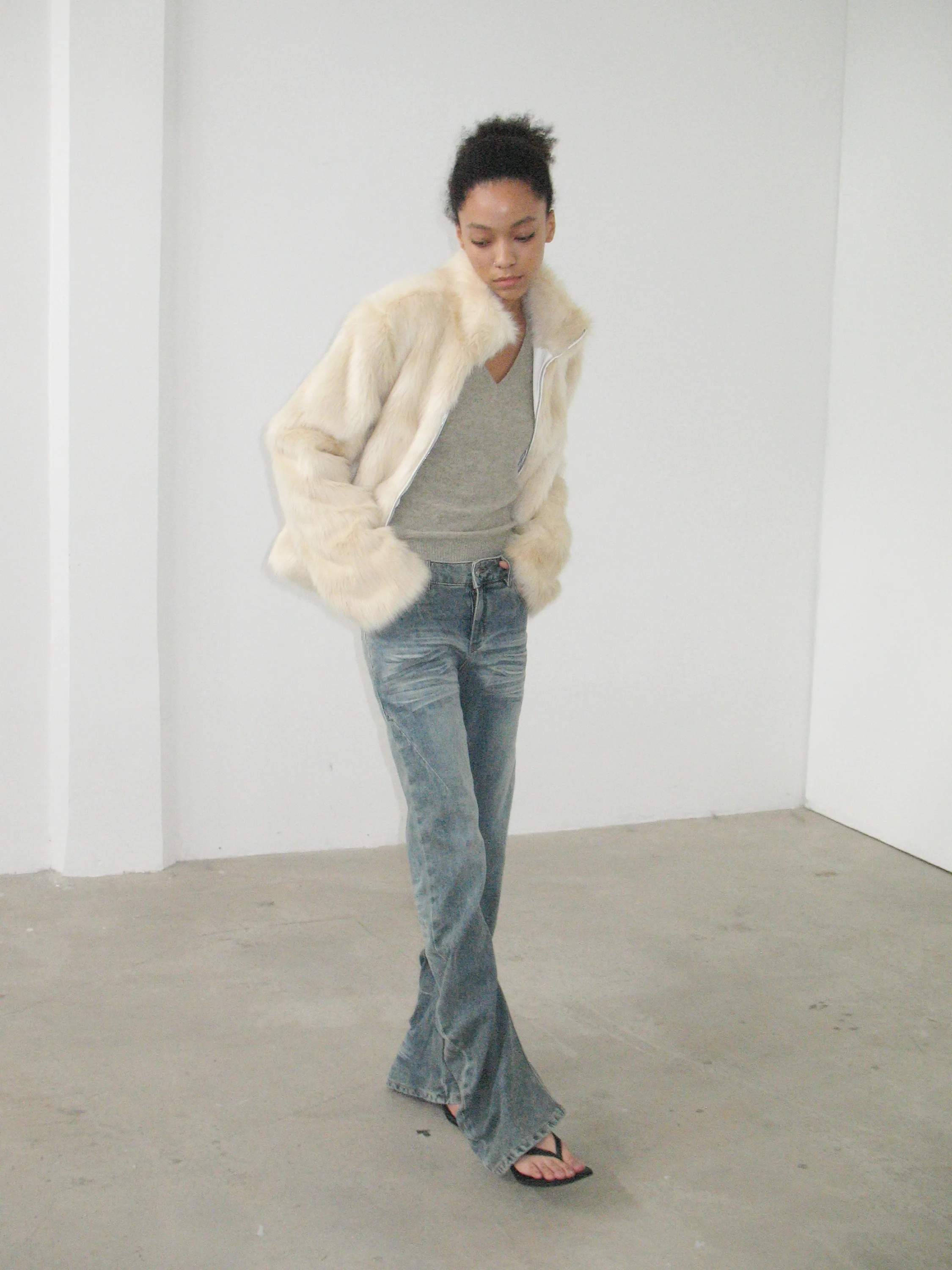 Расклешенные джинсы с низкой талией, футболка с дизайном талии в стиле ретро, размерное пошив, джинсы с бамбуковым узлом и поворотным ножом, женская мода
Расклешенные джинсы с низкой талией, футболка с дизайном талии в стиле ретро, размерное пошив, джинсы с бамбуковым узлом и поворотным ножом, женская мода