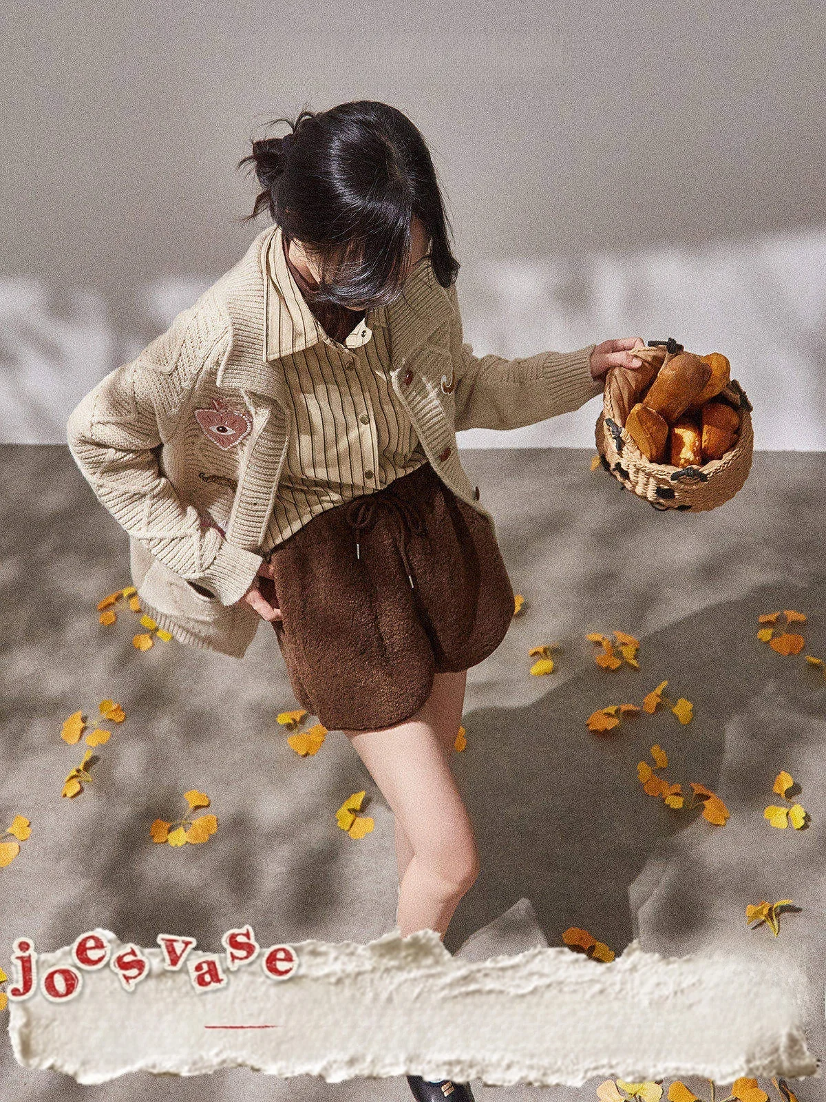 Женское пальто средней длины Bla в британском стиле, для повседневной носки, премиум-класса, бренд Zhou Li Wu, прямого кроя, с длинными рукавами
Женское пальто средней длины Bla в британском стиле, для повседневной носки, премиум-класса, бренд Zhou Li Wu, прямого кроя, с длинными рукавами