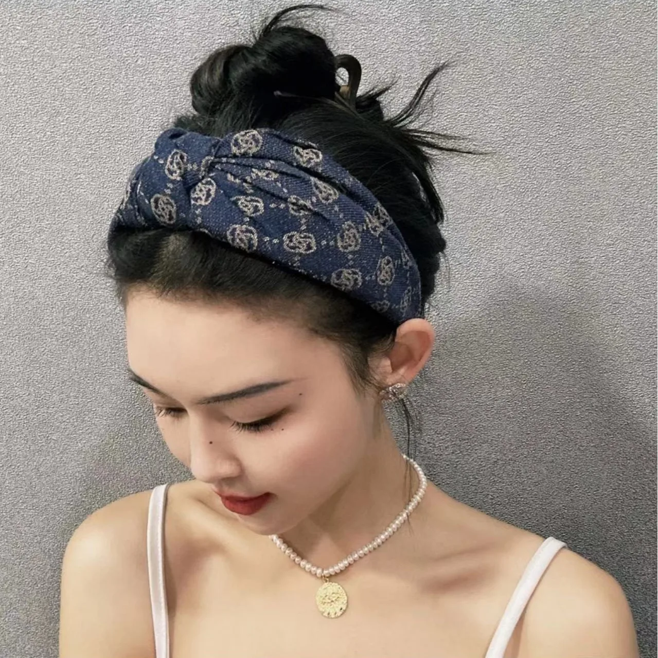 New retro denim embroidery style, heavy bow hair clip, internet celebrity style, small face, light luxury headband
New retro denim embroidery style, heavy bow hair clip, internet celebrity style, small face, light luxury headband