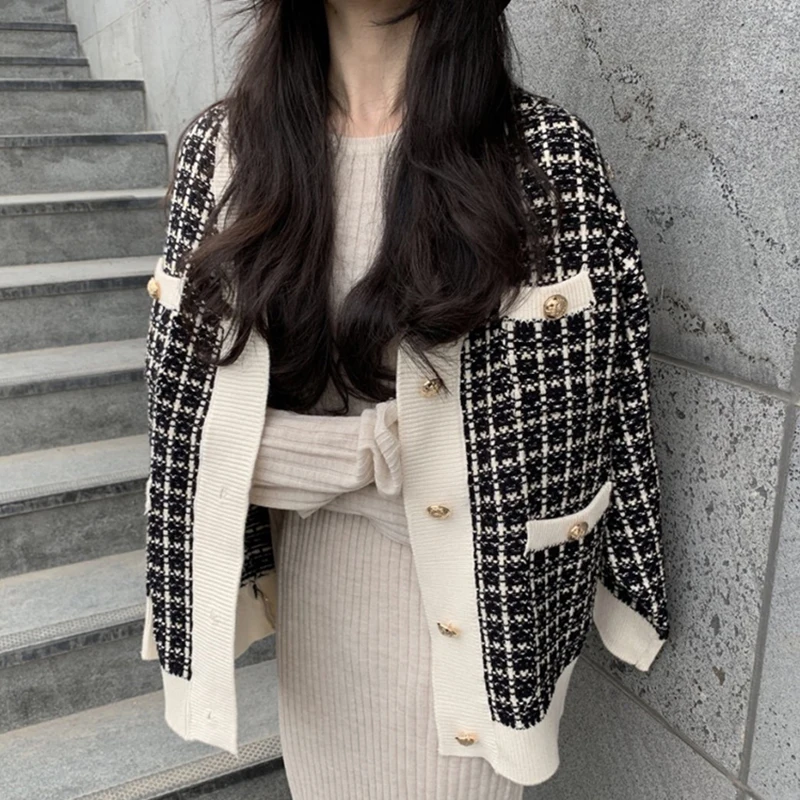 Шикарный осенне-зимний винтажный клетчатый свитер с v-образным вырезом на одной пуговице, свободный длинный светящийся вязаный открытый кардиган, пальто для женщин
Шикарный осенне-зимний винтажный клетчатый свитер с v-образным вырезом на одной пуговице, свободный длинный светящийся вязаный открытый кардиган, пальто для женщин