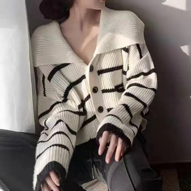 Striped Knitted Cardigan Sweater Jacket for Women 2024 Early Autumn New Loose Collar Versatile Short Dress Up
Striped Knitted Cardigan Sweater Jacket for Women 2024 Early Autumn New Loose Collar Versatile Short Dress Up