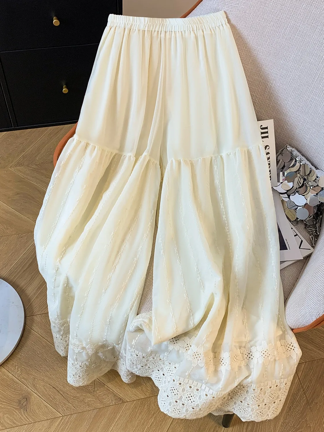 Elegant Embroidered Lace Trim Wide Leg Pants Women's Summer Elastic Waist Slimming Unique Wide Leg Skirt Casual Pants
Elegant Embroidered Lace Trim Wide Leg Pants Women's Summer Elastic Waist Slimming Unique Wide Leg Skirt Casual Pants