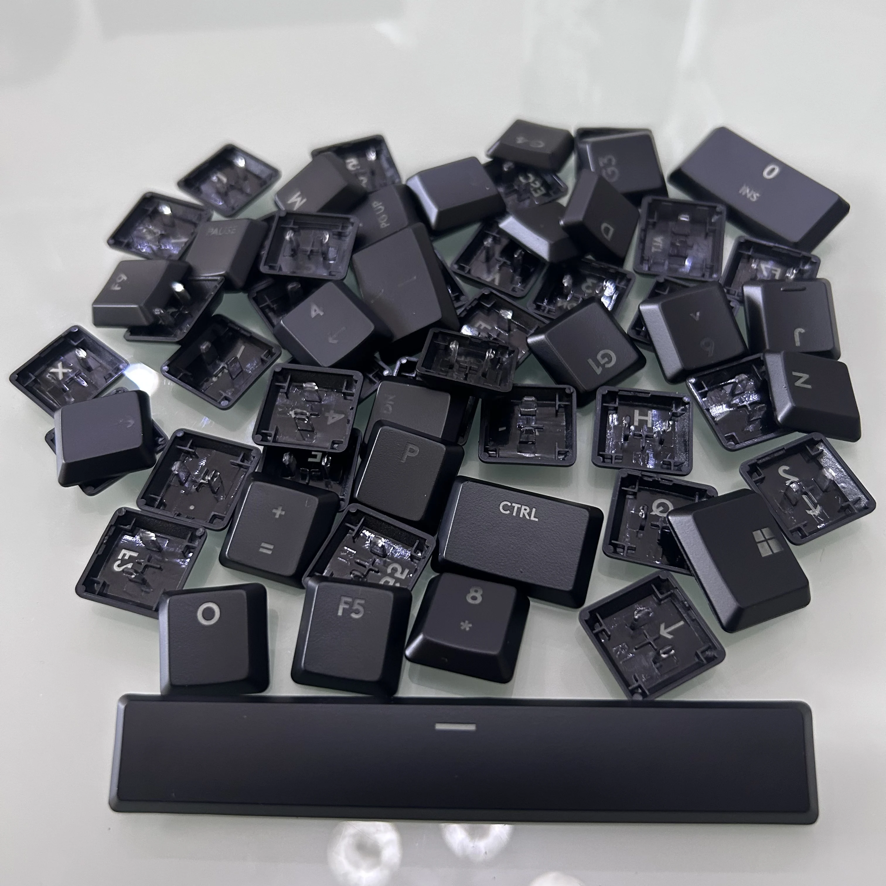 Прозрачные колпачки для клавиш из АБС-пластика, подходящие для Logitech G913, G815, G915 и механических клавиатур TKL RGB с раскладкой US, UK, DE ISO.
Прозрачные колпачки для клавиш из АБС-пластика, подходящие для Logitech G913, G815, G915 и механических клавиатур TKL RGB с раскладкой US, UK, DE ISO.