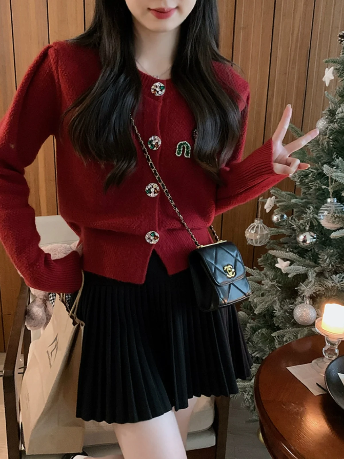 Красный вязаный кардиган Anli Ele с длинными рукавами, праздничный, с белыми акцентами, свободного кроя, с круглым вырезом, в нежном стиле.
Красный вязаный кардиган Anli Ele с длинными рукавами, праздничный, с белыми акцентами, свободного кроя, с круглым вырезом, в нежном стиле.