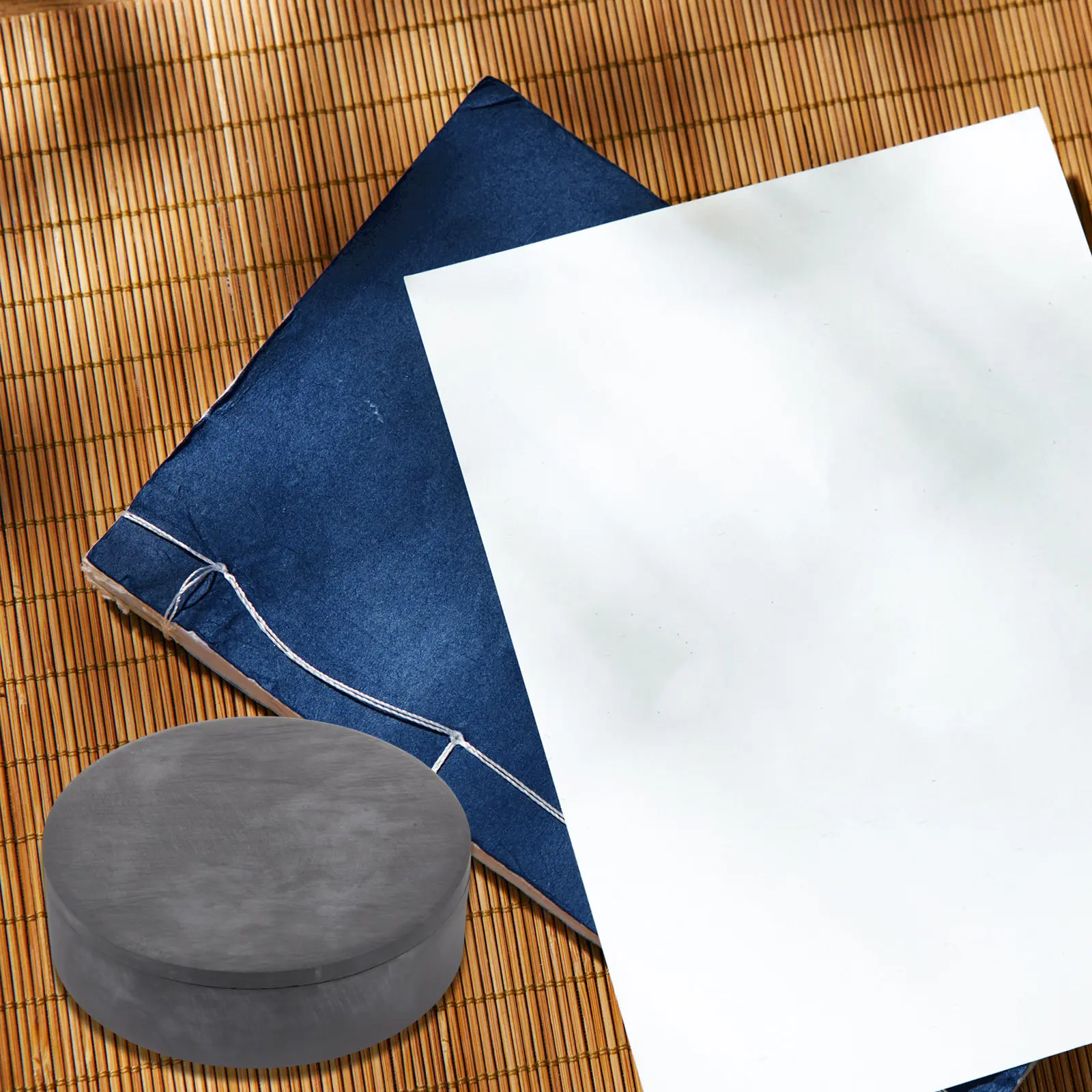 Изысканная тушечница с крышкой, 1 шт., тонкая работа, инструмент для каллиграфии и живописи, для искусства суми, украшение для кабинета, в старинном стиле
Изысканная тушечница с крышкой, 1 шт., тонкая работа, инструмент для каллиграфии и живописи, для искусства суми, украшение для кабинета, в старинном стиле