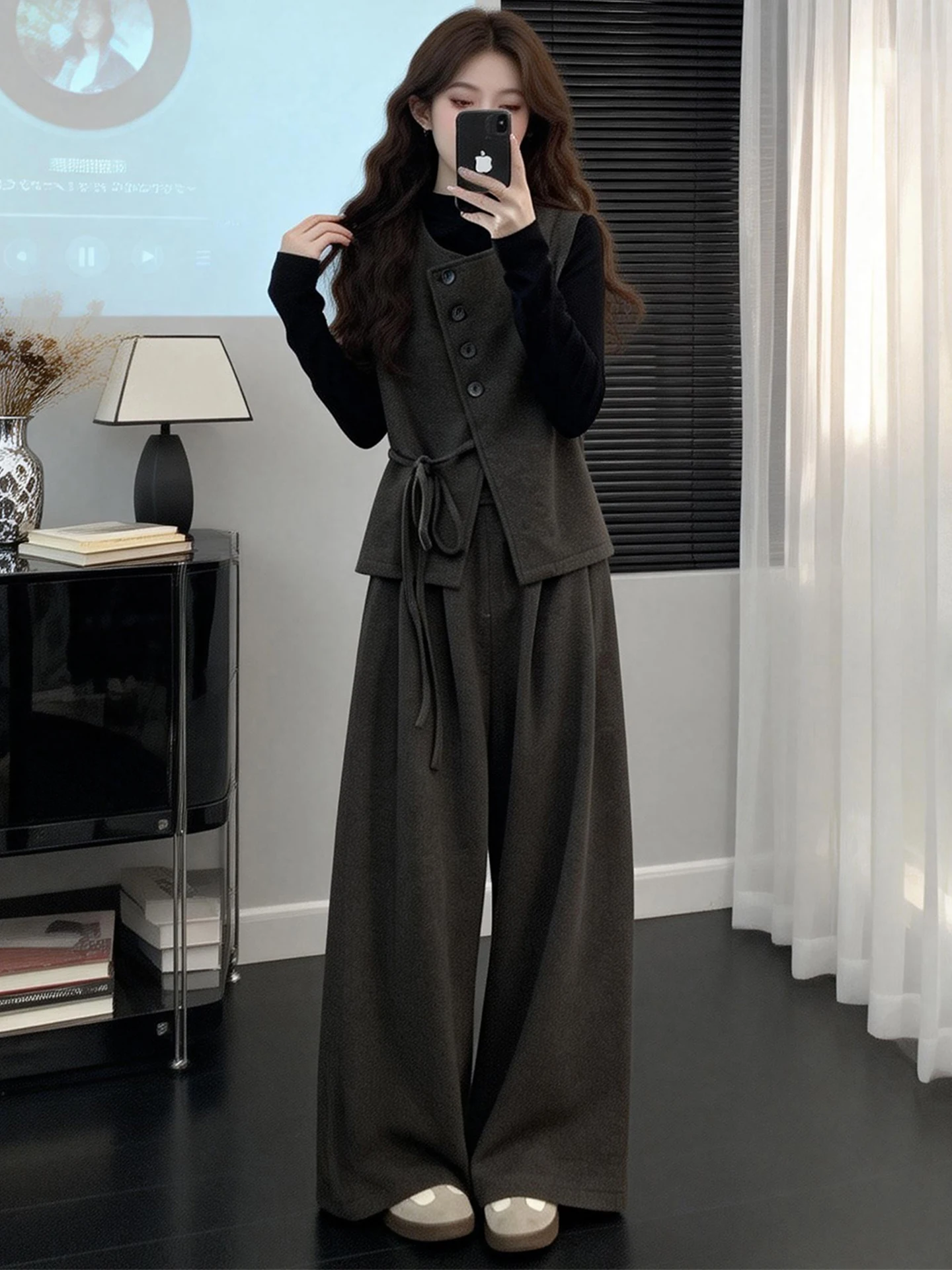Korean Style Women's Three-Piece Set Autumn Spring New Wide Leg Pants Base Shirt Vest High Waist round Neck Long Sleeve
Korean Style Women's Three-Piece Set Autumn Spring New Wide Leg Pants Base Shirt Vest High Waist round Neck Long Sleeve